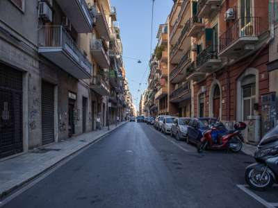 Anche in via De Mille ci sono tanti negozi chiusi (25 per l�esattezza)...